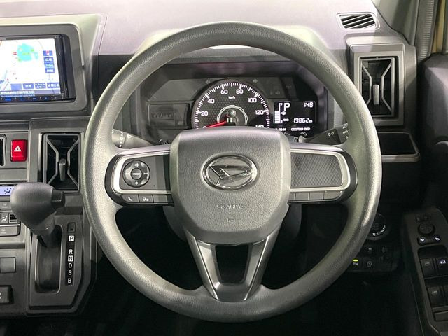 【ステアリングスイッチ】運転中、前方から目線をそらすことなく、オーディオ等の操作が可能な便利機能!安心&快適なドライブを演出してくれます♪