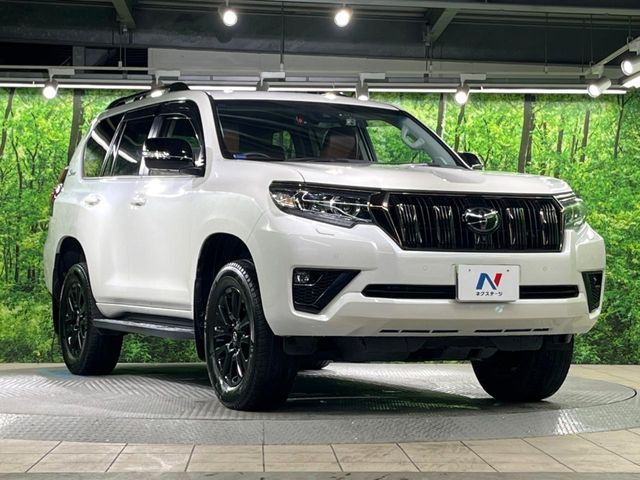 高透明度のガラス皮膜で撥水はもちろん、上質なツヤ・光沢を実現。紫外線や酸性雨から大切な愛車を保護し、色あせ・劣化を防止。「弾スプラッシュコート」、「弾プリミッサコート」からお選びいただけます。