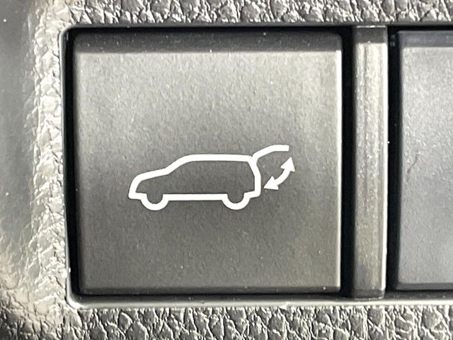 【ハンズフリーパワーバックドア】リアバンパー下部に足先を出し入れするだけでバックドアが自動で開閉♪両手が荷物でふさがっている時でもラクラク開閉操作が行えます!