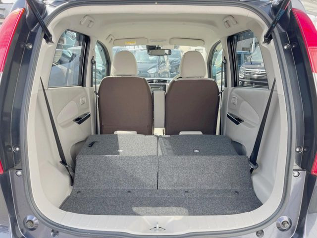 ���i�̂���������ʋ΁A���}���ɏ\���ȉ׎��X�y�[�X���m�ۂ��Ă���܂��B�Z�J���h�V�[�g��|���ƁA�傫�ȉו��̐ύڂ��\�ł���