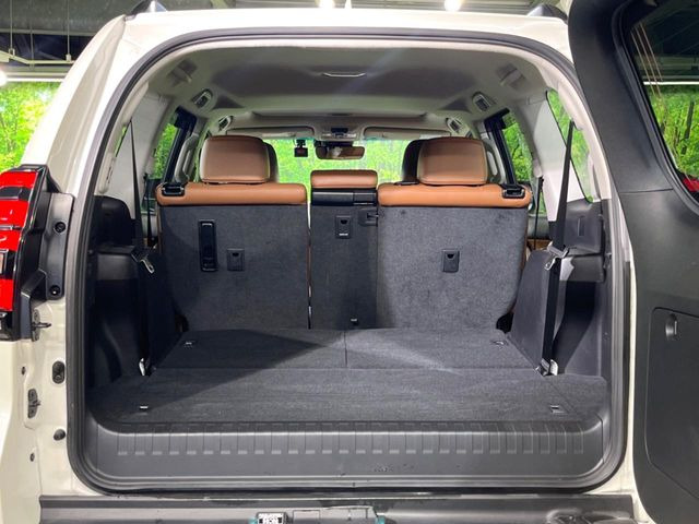 後席を格納すると、これだけの広さが!シーンに合わせたシートアレンジで、大きな荷物も積むことが出来ます♪