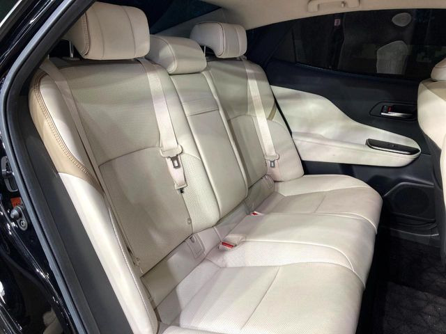 広々とした2列目シートは居住性が高く、居心地も快適!友達や家族とのお出かけにぴったりです。ベビーシートやチャイルドシート使用時も快適にお過ごしいただける十分な空間を確保しています。