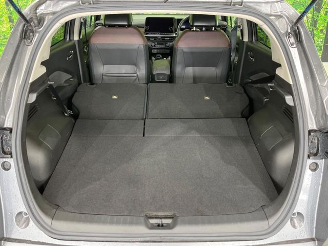 ���i�̂���������ʋ΁A���}���ɏ\���ȉ׎��X�y�[�X���m�ۂ��Ă���܂��B�Z�J���h�V�[�g��|���ƁA�傫�ȉו��̐ύڂ��\�ł���