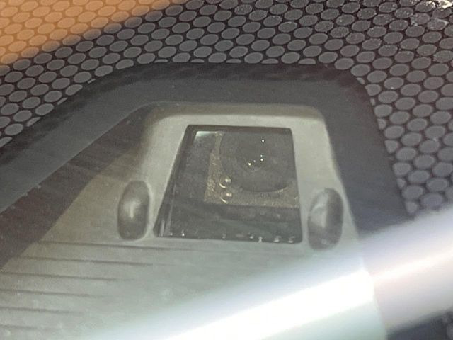 �y�z���_�Z���V���O�z���s���ɑO���̎ԗ�����F�����A�Փ˂������Ȏ��͌x��ƃu���[�L�ŏՓˉ���Ɣ�Q�y�����A�V�X�g�B�����S�Ƀh���C�u�����y���݂��������܂��B