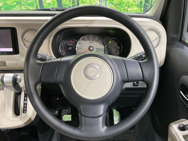 �C���e���A�ɍ��킹���f�U�C���̃X�e�A�����O�́A�^�]�������̂��Ƃ��l���A�^�]���₷���`��A�傫���ł��B�����x�A���ۂɐG���Ă��m���߂��������B