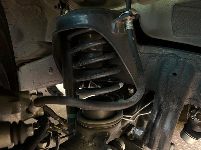 お車を安心してお乗りいただく為には、足回りの定期点検が欠かせません。サービスサポート(有償保証)では無料点検もご提供しており、安心のカーライフをお過ごしいただけるサポート体制が整っています。