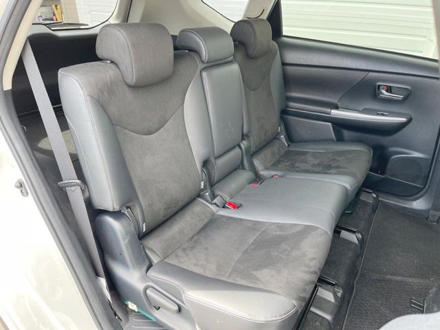 広々とした2列目シートは居住性が高く、居心地も快適!友達や家族とのお出かけにぴったりです。ベビーシートやチャイルドシート使用時も快適にお過ごしいただける十分な空間を確保しています。