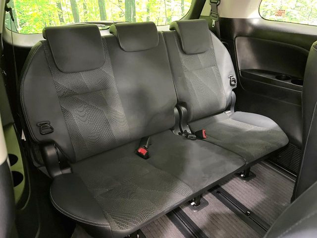 3列目シートはもちろん状態良好☆大人でもゆったりと座って頂けますので、大人数でのお出かけもラクラクです♪ご家族で、気の知れた仲間で、ドライブに行くのが楽しみですね♪