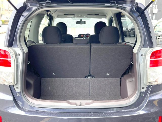 ���i�̂���������ʋ΁A���}���ɏ\���ȉ׎��X�y�[�X���m�ۂ��Ă���܂��B�Z�J���h�V�[�g��|���ƁA�傫�ȉו��̐ύڂ��\�ł���