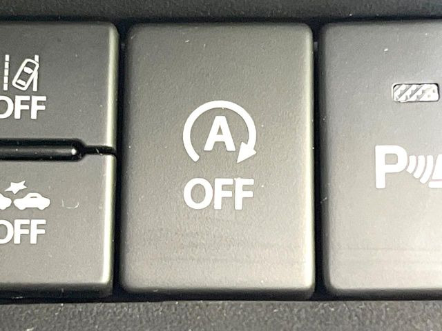 【アイドリングストップ】赤信号や渋滞で停車した際にエンジンを停止し、無駄な燃料の消費を抑えます。燃費向上や環境保護につなげる機能♪エンジンはブレーキを離せば再始動します。