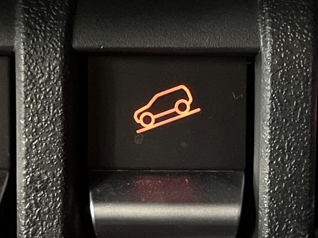 【ダウンヒルアシスト】急な坂道を下るときに自動でブレーキを制御、一定の低速度を保ちます。雪道や悪路など滑りやすい路面の下り坂でもタイヤがロックしないから安心!ハンドル操作に集中できます!