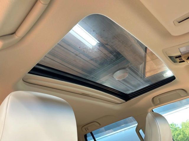 【サンルーフ】開放感たっぷりの希少装備、サンルーフが装着されています!車内に明かりを取り入れたり景色を楽しむ以外にも、車内の空気も簡単に換気できて快適です!