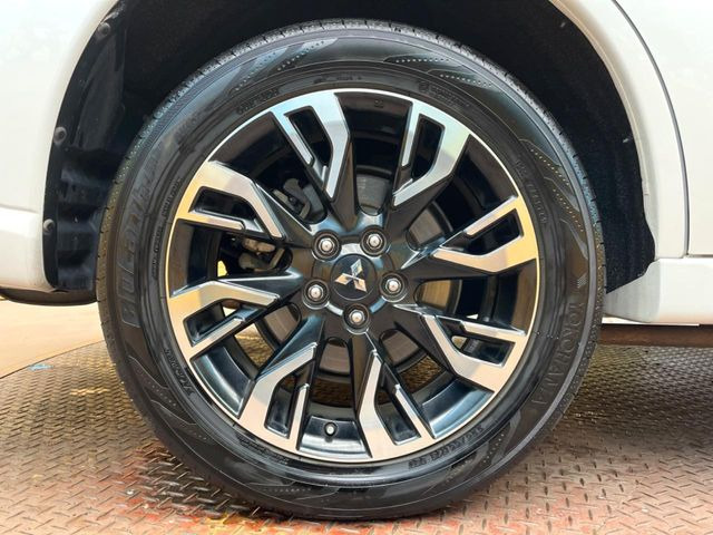 �y�O���[�h��p����18�C���`�A���~�z�C�[���z�f�U�C�����̍��������A���~�z�C�[���𑕒����Ă���܂��B�e��ЊO�A���~�z�C�[����A�X�^�b�h���X�^�C�����戵�����Ă���܂��B���񂲑��k����������