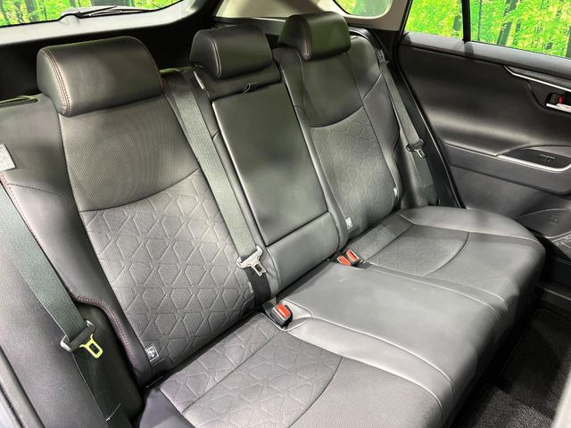 後部座席も気になるようなキズ・汚れやへたり等、大きなダメージはなく、良好な状態です。