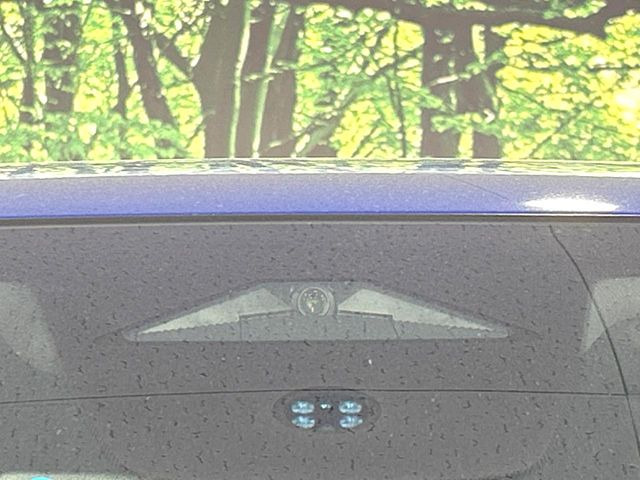 【ホンダセンシング】走行中に前方の車両等を認識し、衝突しそうな時は警報とブレーキで衝突回避と被害軽減をアシスト。より安全にドライブをお楽しみいただけます。