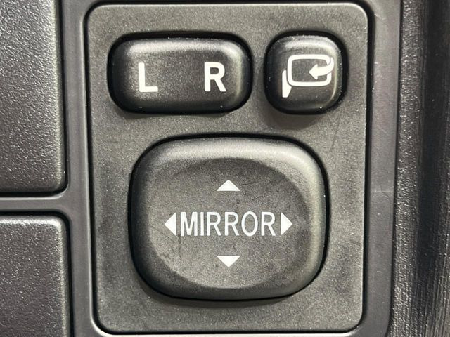 �y�d���i�[�~���[�z�T�C�h�~���[�͓d���i�[���ƂȂ��Ă���A�������ԏ�ł��L�Y�������X�N��}�����܂��B