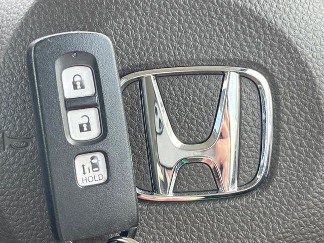 �yHonda�X�}�[�g�L�[�z�J�o����|�P�b�g�ɓ��ꂽ�܂܂ł��h�A�̎{���E�������\�ȃX�}�[�g�L�[�𑕔��B�G���W���̃I���E�I�t�����J�M�����o���K�v����������Ƃ��Ă��֗��ł���