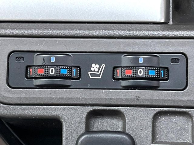 【シートベンチレーション】夏場は涼しい風でお尻や背中の熱やムレを防ぎ、冬はエアコンよりも早く温まってポカポカに!季節を問わず快適に過ごせます。