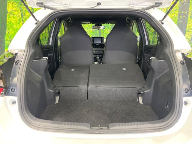 ���i�̂���������ʋ΁A���}���ɏ\���ȉ׎��X�y�[�X���m�ۂ��Ă���܂��B�Z�J���h�V�[�g��|���ƁA�傫�ȉו��̐ύڂ��\�ł���