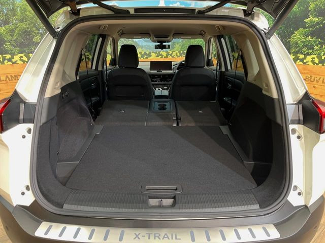 ���i�̂���������ʋ΁A���}���ɏ\���ȉ׎��X�y�[�X���m�ۂ��Ă���܂��B�Z�J���h�V�[�g��|���ƁA�傫�ȉו��̐ύڂ��\�ł���