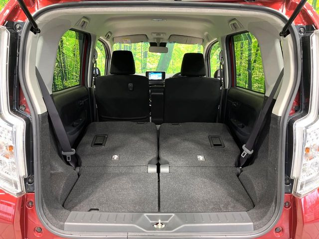 ���i�̂���������ʋ΁A���}���ɏ\���ȉ׎��X�y�[�X���m�ۂ��Ă���܂��B�Z�J���h�V�[�g��|���ƁA�傫�ȉו��̐ύڂ��\�ł���