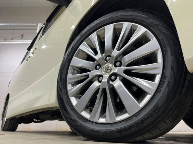 【純正18インチアルミホイール】外観にマッチした純正アルミホイールを装着しております。各種社外アルミホイールや、スタッドレスタイヤも取扱いしております。是非ご相談ください♪