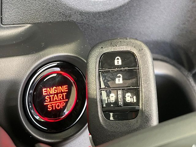 �yHonda�X�}�[�g�L�[�z�J�o����|�P�b�g�ɓ��ꂽ�܂܂ł��h�A�̎{���E�������\�ȃX�}�[�g�L�[�𑕔��B�G���W���̃I���E�I�t�����J�M�����o���K�v����������Ƃ��Ă��֗��ł���