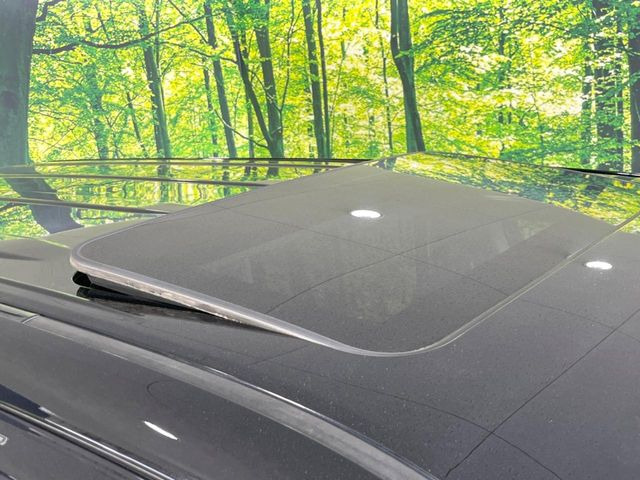 【サンルーフ】開放感たっぷりの希少装備、サンルーフが装着されています!車内に明かりを取り入れたり景色を楽しむ以外にも、車内の空気も簡単に換気できて快適です!
