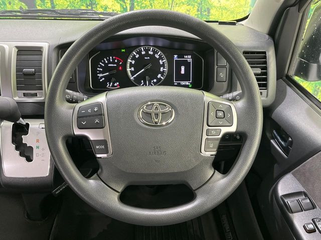 �C���e���A�ɍ��킹���f�U�C���̃X�e�A�����O�́A�^�]�������̂��Ƃ��l���A�^�]���₷���`��A�傫���ł��B�����x�A���ۂɐG���Ă��m���߂��������B