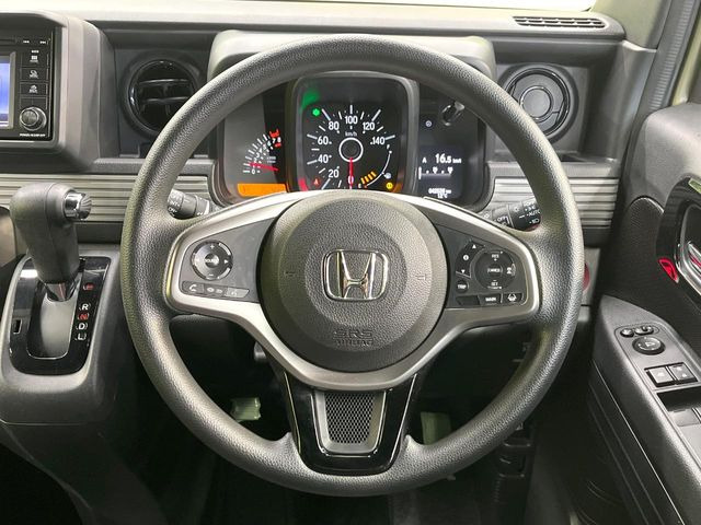 �C���e���A�ɍ��킹���f�U�C���̃X�e�A�����O�́A�^�]�������̂��Ƃ��l���A�^�]���₷���`��A�傫���ł��B�����x�A���ۂɐG���Ă��m���߂��������B��Ԃ�r�V���ɂ��ǍD�Ȏ��E�ň��S�ȑ��s������]��������