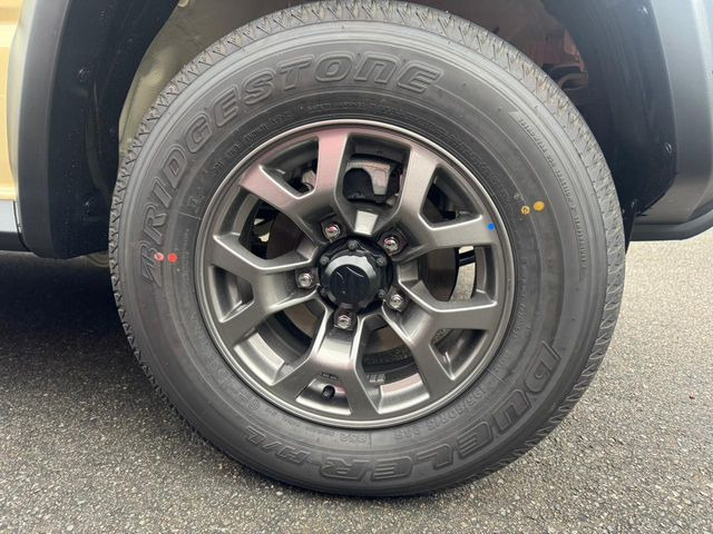 �y����15�C���`�A���~�z�C�[���z�O�ςɃ}�b�`���������A���~�z�C�[���𑕒����Ă���܂��B�e��ЊO�A���~�z�C�[����A�X�^�b�h���X�^�C�����戵�����Ă���܂��B���񂲑��k����������