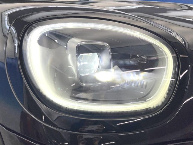 ●LEDヘッドライト:夜間走行時も良好な視界を確保し安心して運転できる高輝度LEDヘッドライトを装備!点灯速度が早く、消費電力も抑えられています。