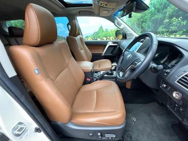 【ブラウンレザーシート】デザイン性が高く、高級感のある茶革シート。常に体に触れる部分だから、座り心地の良さにはこだわりたいですね♪汚れの付着や劣化を抑制する内装コーティング施工もおススメですよ♪