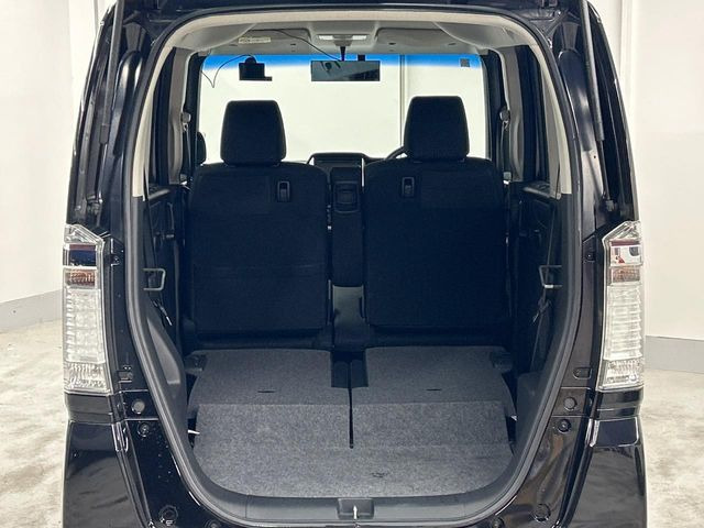 ���i�̂���������ʋ΁A���}���ɏ\���ȉ׎��X�y�[�X���m�ۂ��Ă���܂��B�Z�J���h�V�[�g��|���ƁA�傫�ȉו��̐ύڂ��\�ł���