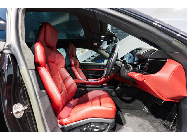 タイカンターボ 4+1シート 4WD