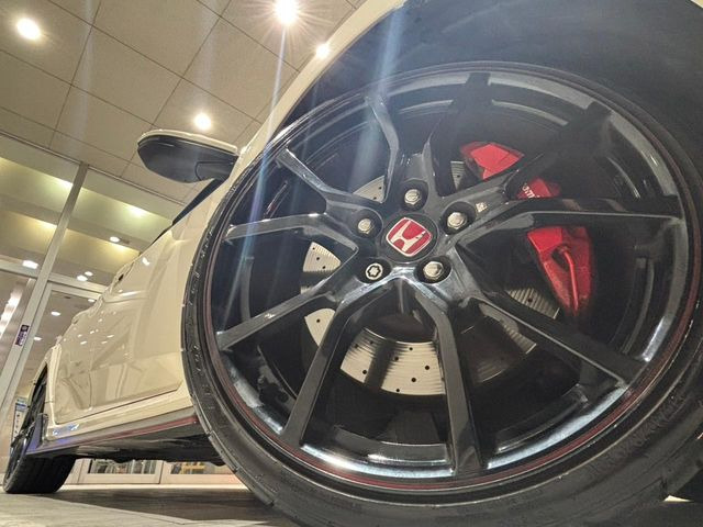 �y����20�C���`�A���~�z�C�[���z�O�ςɃ}�b�`���������A���~�z�C�[���𑕒����Ă���܂��B�e��ЊO�A���~�z�C�[����A�X�^�b�h���X�^�C�����戵�����Ă���܂��B���񂲑��k����������