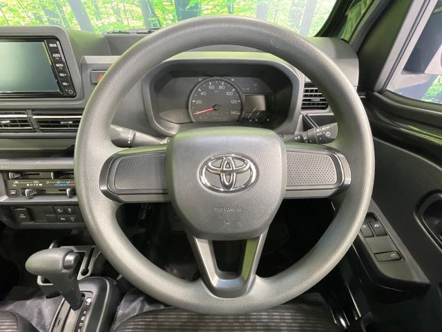 �C���e���A�ɍ��킹���f�U�C���̃X�e�A�����O�́A�^�]�������̂��Ƃ��l���A�^�]���₷���`��A�傫���ł��B�����x�A���ۂɐG���Ă��m���߂��������B