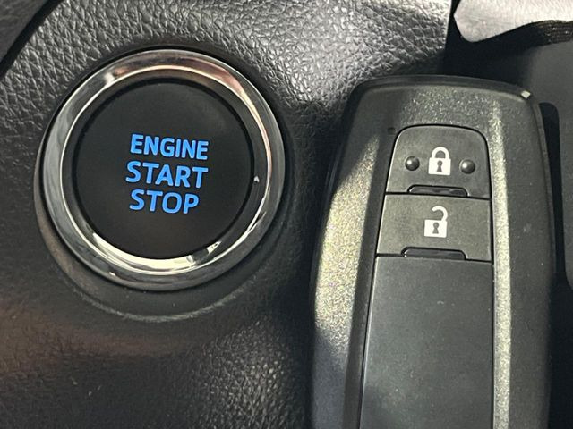【スマートキー】カバンやポケットに入れたままでもドアの施錠・解錠が可能なスマートキーを装備。エンジンのオン・オフ時もカギを取り出す必要が無いからとっても便利です♪