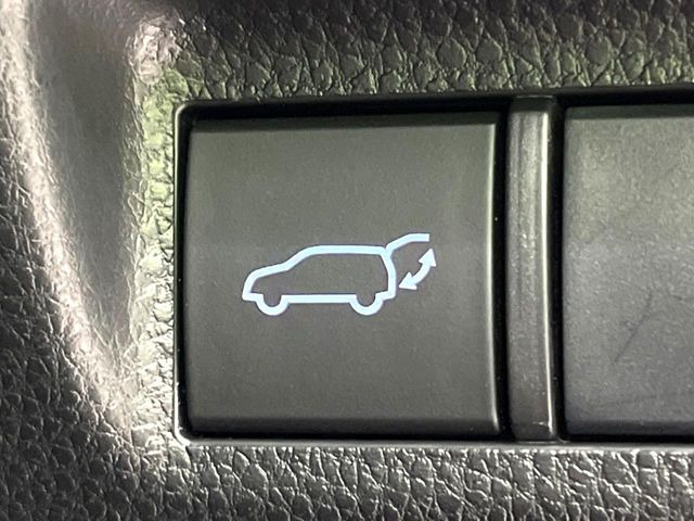 【パワーバックドア】スマートキーや運転席のボタンを押すだけでリアゲートが自動で開閉します!荷物を持っている時や、高い位置にあるバックドアを閉める際に便利な機能です♪