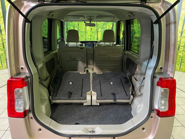 ラゲッジルームは、大容量のスペースを確保。普段のお買い物からレジャーまで、幅広く活躍してくれます!また、リアシートを倒すことでバリエーション豊かにお使いいただけます。
