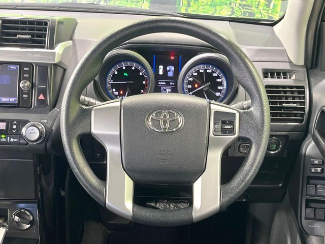 インテリアに合わせたデザインのステアリングは、運転される方のことも考え、運転しやすい形状、大きさです。是非一度、実際に触ってお確かめください。