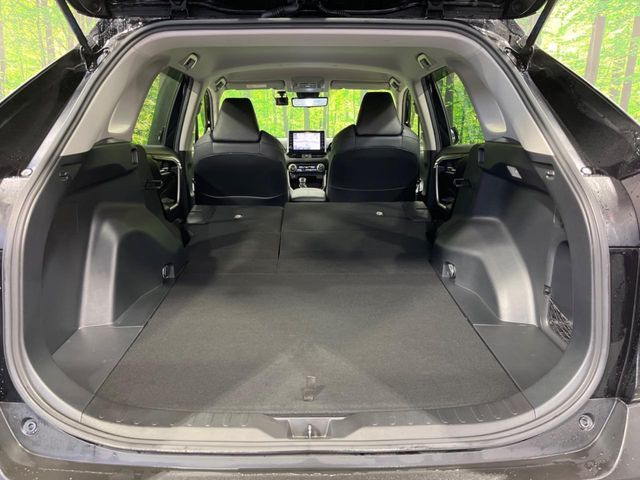 後席を格納すると、これだけの広さが!シーンに合わせたシートアレンジで、大きな荷物も積むことが出来ます♪
