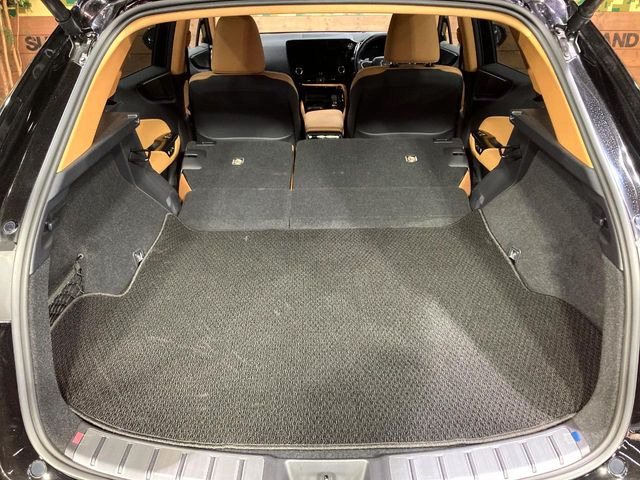 ���i�̂���������ʋ΁A���}���ɏ\���ȉ׎��X�y�[�X���m�ۂ��Ă���܂��B�Z�J���h�V�[�g��|���ƁA�傫�ȉו��̐ύڂ��\�ł���