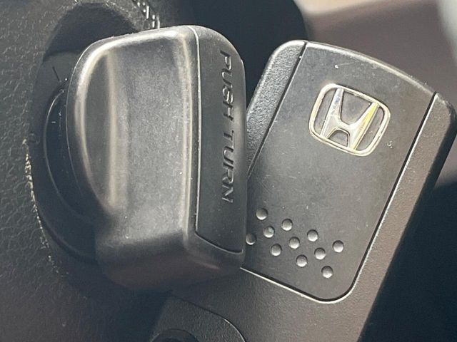 �yHonda�X�}�[�g�L�[�z�J�o����|�P�b�g�ɓ��ꂽ�܂܂ł��h�A�̎{���E�������\�ȃX�}�[�g�L�[�𑕔��B�G���W���̃I���E�I�t�����J�M�����o���K�v����������Ƃ��Ă��֗��ł���