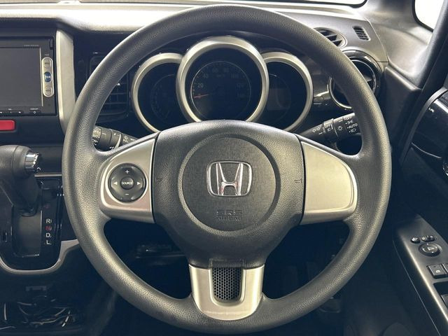 �C���e���A�ɍ��킹���f�U�C���̃X�e�A�����O�́A�^�]�������̂��Ƃ��l���A�^�]���₷���`��A�傫���ł��B�����x�A���ۂɐG���Ă��m���߂��������B