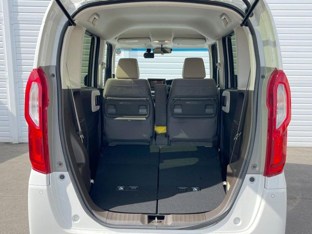 ���i�̂���������ʋ΁A���}���ɏ\���ȉ׎��X�y�[�X���m�ۂ��Ă���܂��B�Z�J���h�V�[�g��|���ƁA�傫�ȉו��̐ύڂ��\�ł���