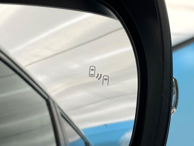 【ブラインドスポットモニター】走行中、ドアミラーの死角になりやすい箇所に後続車が接近するとサイドミラーのレンズに警告を表示!ドライバーに注意喚起をしてくれます。