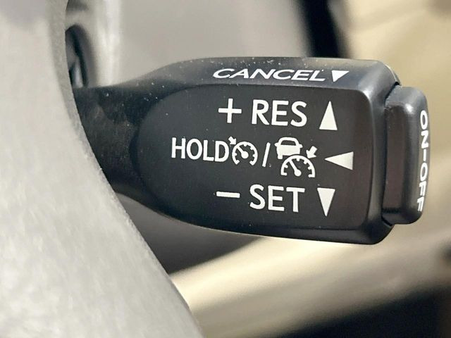 【レーダークルーズコントロール】高速道路での長距離走行が楽に!!自動で速度を保つクルーズコントロールが、衝突軽減システムと連携し、前方の車両を感知して車間を保つように速度調節してくれます!!