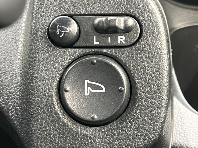 �y�d���i�[�~���[�z�T�C�h�~���[�͓d���i�[���ƂȂ��Ă���A�������ԏ�ł��L�Y�������X�N��}�����܂��B