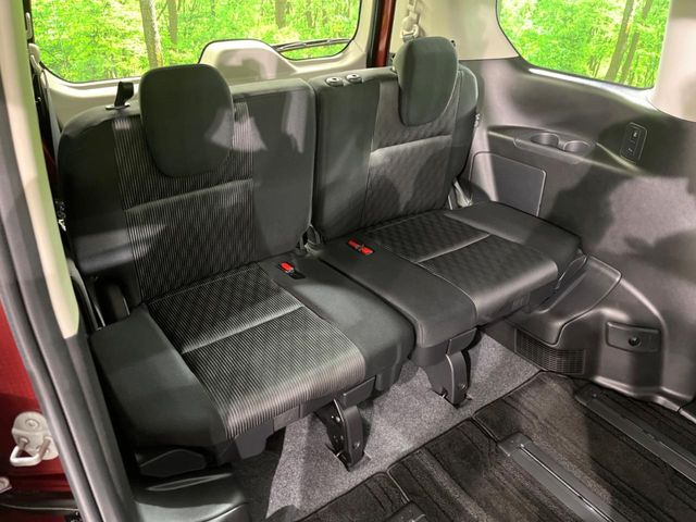 3列目シートはもちろん状態良好☆大人でもゆったりと座って頂けますので、大人数でのお出かけもラクラクです♪ご家族で、気の知れた仲間で、ドライブに行くのが楽しみですね♪